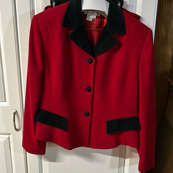 Evan Picone Jackets & Blazers - EVAN PICONE 2piece suit. Size 16, 💯 % wool. Red with black velvet trim.